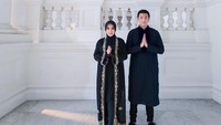 Pada hari pertama Lebaran, Syahrini dan Reino Barack memilih memakai busana serba hitam. Foto: dok. Instagram Syahrini