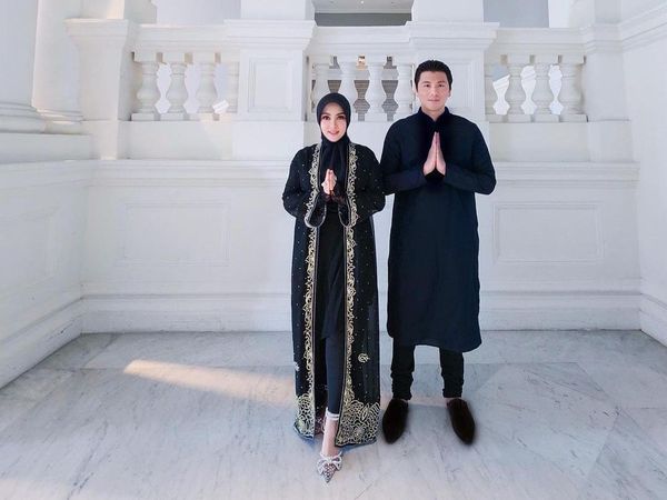 6 Potret Syahrini dan Reino Barack Serasi Serba Monokrom