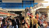 Pantauan detikcom, Kamis (27/4/2023), suasana Stasiun Manggarai cukup ramai penumpang. Sudah banyak penumpang yang menggunakan tangga baru tersebut.