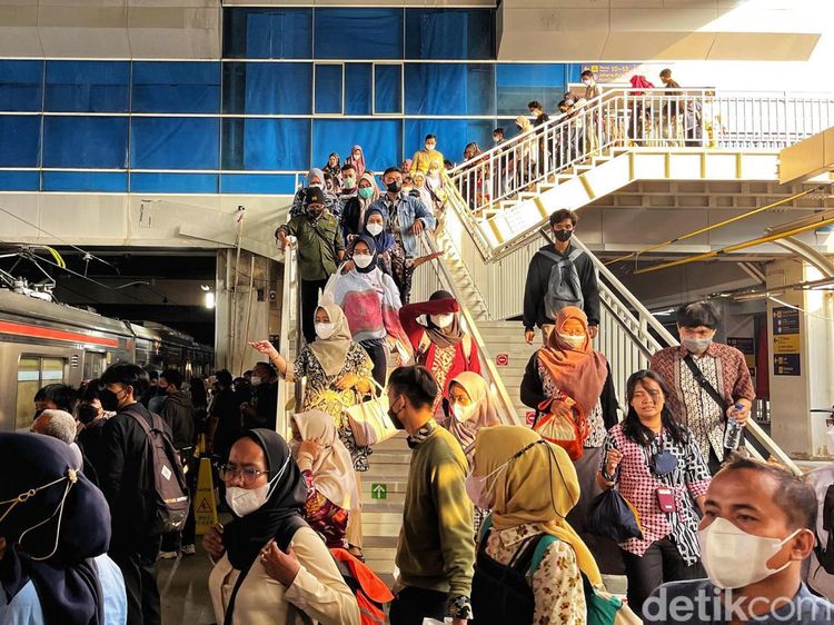 Tangga Tambahan di Stasiun Manggarai, Permudah Penumpang