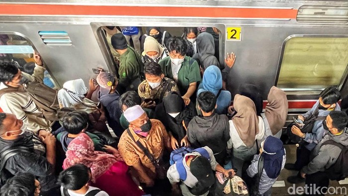 Tangga Tambahan di Stasiun Manggarai, Permudah Penumpang Stasiun Manggarai menambah tangga bagi penumpang yang berpindah peron. Tangga baru tersebut kini sudah dapat digunakan oleh para penumpang.
