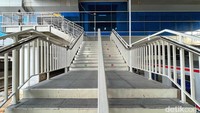 Penampakan tangga tambahan di Stasiun Manggarai, Jakarta.