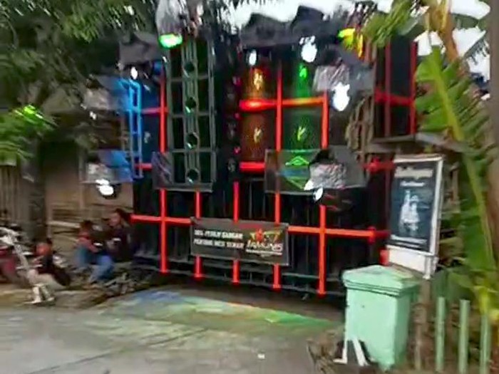 Tangkapan layar sound horeg yang disewa warga Desa Kutuk, Kecamatan Undaan, Kabupaten Kudus, untuk takbiran keliling pada Jumat (21/4/2023).