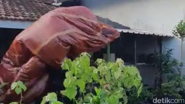 Tangkapan layar video viral temuan balon udara di Ponorogo.