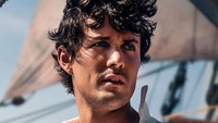 Sementara di film live action The Little Mermaid, Prince Eric diperankan oleh Jonah Hauer-King, aktor 27 tahun yang sebelumnya main di film This is The Night (2021) dan Old Boys (2018). (Foto: dok. Disney Indonesia) 