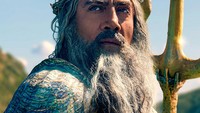 Dalam film live action, King Triton diperankan oleh Javier Bardem yang juga menggunakan mahkota keemasan dan memegang trisula. Yang membuat penampilan King Triton versi manusia ini berbeda adalah busana rajanya yang tak terlihat di versi animasi. (Foto: dok. Disney Indonesia)