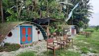 Uniknya, penginapan berbentuk rumah hobbit yang dibangun di sini terbuat dari barang-barang bekas. Rumah hobit di The Village disewakan Rp 400 ribu per malam. Satu rumah itu dapat menampung hingga 8 orang. Biaya itu sudah termasuk sarapan mie gomak dan teh manis. (Putu Intan/detikcom)