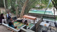 Jika traveler ingin duduk santai, mengobrol, sambil menyantap makanan, ada juga warung yang langsung menghadap sungai. (Putu Intan/detikcom)