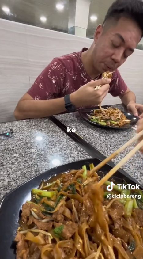Mulia! TikToker Ini Ajak 5 Orang Untuk Makan Bareng Secara Acak