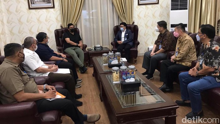 Tim kuasa hukum ahli waris Gedung Warenhuis saat bertemu Wali Kota Medan Bobby Nasution.