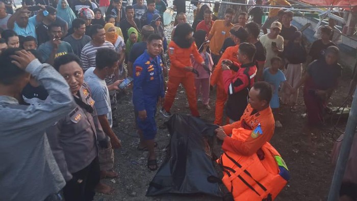 Tim SAR gabungan mengevakuasi jasad wanita lansia di Bone Bolango, Gorontalo.