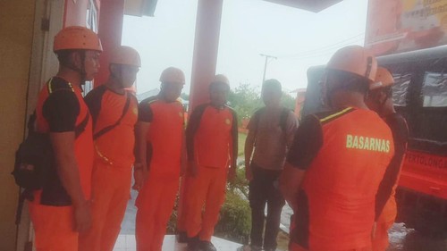 Tim SAR Manggarai Barat saat bersiap melaksanakan operasi pencarian seorang nenek yang hilang terseret banjir Sungai Wae Jare, Kamis (27/4/2023).(Foto: Istimewa)