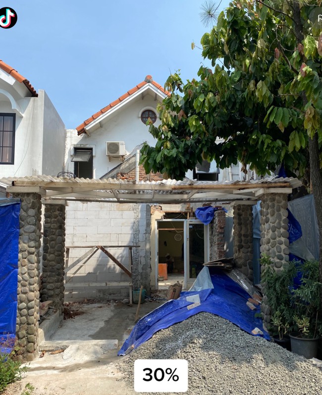 Transformasi rumah tua menjadi modern dan minimalis itu dibagikan oleh akun TikTok @livinglovingnet. Akun tersebut membagikan tahap-tahap renovasi rumah hingga bisa jadi bergaya modern. Foto: TikTok/@livinglovingnet