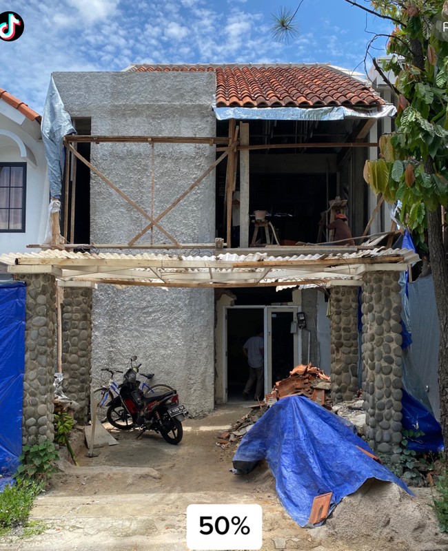 Rumah dengan lahan seluas 96 meter persegi itu perlahan diubah direnovasi dan diubah. Perbedaan bentuk bagian depan rumah sebelum dan setelah direnovasi pun tampak jelas terlihat. Foto: TikTok/@livinglovingnet