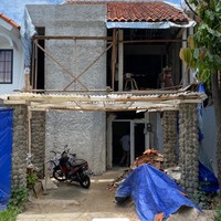 Rumah dengan lahan seluas 96 meter persegi itu perlahan diubah direnovasi dan diubah. Perbedaan bentuk bagian depan rumah sebelum dan setelah direnovasi pun tampak jelas terlihat. Foto: TikTok/@livinglovingnet