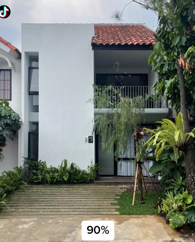 Dengan desain yang jauh lebih modern dan minimalis, ditambah dengan pepohonan hijau di halaman rumah membuat rumah tersebut jadi terlihat lebih asri dan indah. Foto: TikTok/@livinglovingnet