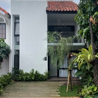 Dengan desain yang jauh lebih modern dan minimalis, ditambah dengan pepohonan hijau di halaman rumah membuat rumah tersebut jadi terlihat lebih asri dan indah. Foto: TikTok/@livinglovingnet