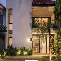 Potret rumah setelah selesai di renovasi. Di malam hari rumah tersebut juga jadi tampak mewah dan elegan dengan lampu berwarna kuning yang memberi kesan warm pada rumah. Foto: TikTok/@livinglovingnet