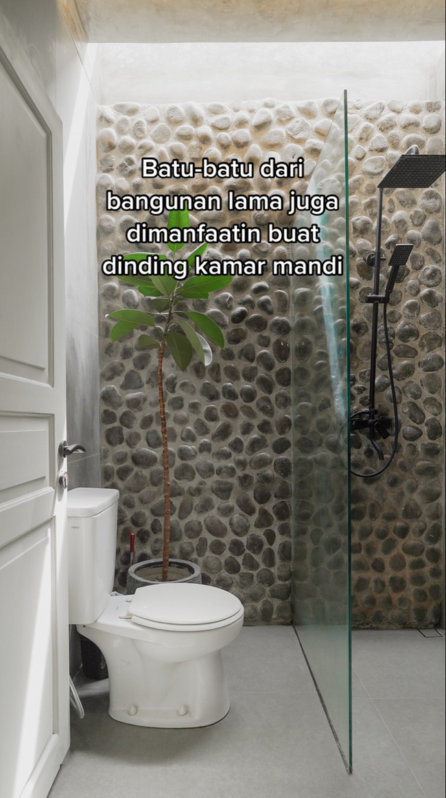 Kamar mandinya pun tak kalah Instagrammable. Uniknya batu-batu yang terpasang di kamar mandi tersebut rupanya berasal dari bangunan lama rumah. Foto: TikTok/@livinglovingnet