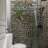 Kamar mandinya pun tak kalah Instagrammable. Uniknya batu-batu yang terpasang di kamar mandi tersebut rupanya berasal dari bangunan lama rumah. Foto: TikTok/@livinglovingnet