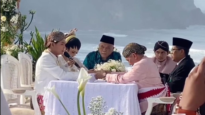 Tri Suaka Resmi menikah.