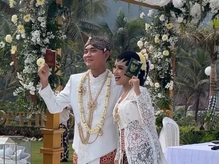 Tri Suaka menikah