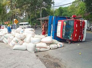Truk Angkut Dedak Terguling, Kelebihan Muatan Nggak Tuh?