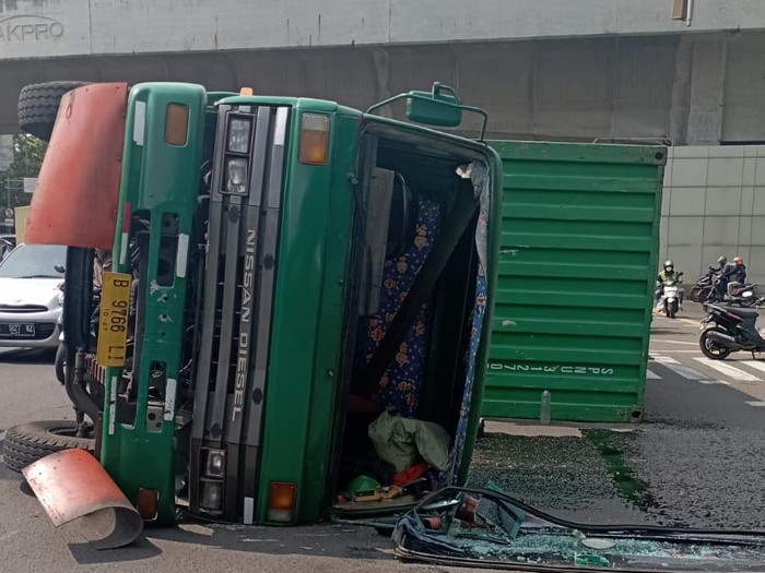 Truk terguling di Kelapa Gading Jakut