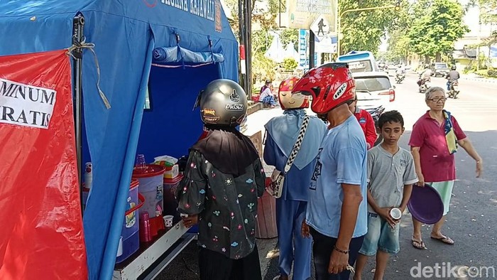 Umat Nasrani di Kota Pasuruan membuat dapur air minum gratis untuk pemudik