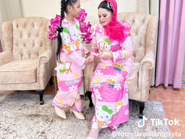 Unggaan selebTok asal Malaysia yang konsisten memakai baju Lebaran serba Hello Kitty.