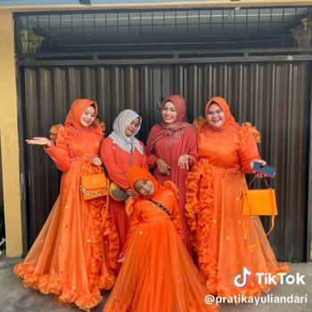 Unggahan viral di media sosial, wanita ini memilih gaun pesta heboh warna orange untuk Lebaran jadi sorotan.