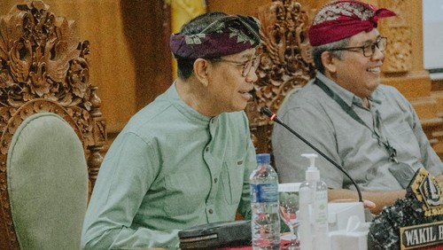 Wakil Bupati Badung I Ketut Suiasa (kiri) bersama Kepala Dinas P2KBP3A Badung Nyoman Gunarta saat rembuk stunting, Kamis (27/4/2023).