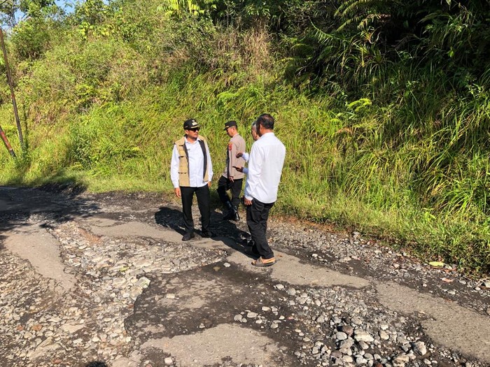 Wakil Bupati Garut Helmi Budiman mengatakan Pemkab Garut akan memperbaiki 2 ruas jalan sepanjang 8,5 kilometer di Kecamatan Cihurip dan Singajaya.