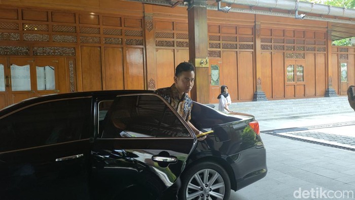 Wali Kota Solo Gibran Rakabuming Raka menggunakan mobil dinas milik sang istri, Selvi Ananda saat berkantor, Kamis (27/4/2023).
