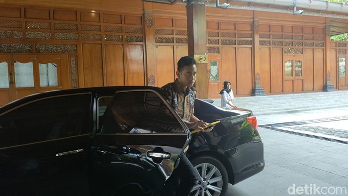 Wali Kota Solo Gibran Rakabuming Raka menggunakan mobil dinas milik sang istri, Selvi Ananda saat berkantor, Kamis (27/4/2023).