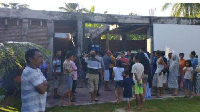Warga mengerumuni lokasi ditemukan pria tewas tergantung di rumah wakil Ketua DPRD Kabupaten Gorontalo Irwan Dai.