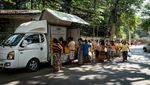 Warga Myanmar Antre Panjang demi Minyak Goreng Gratis