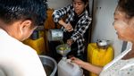 Warga Myanmar Antre Panjang demi Minyak Goreng Gratis