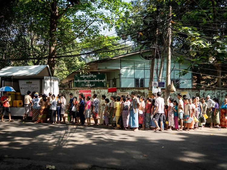 Warga Myanmar Antre Panjang demi Minyak Goreng Gratis