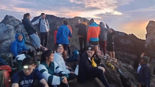 Wisatawan saat mendaki Gunung Agung, Karangasem Bali Kamis (27/4/2023). Jalur pendakian Gunung Agung dibuka kembali setelah ditutup 29 hari.