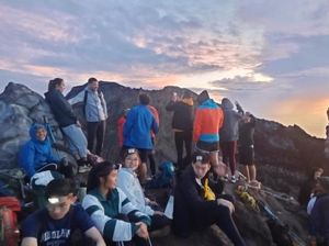 Pendakian Gunung Agung Dibuka Kembali Seusai Ditutup 29 Hari