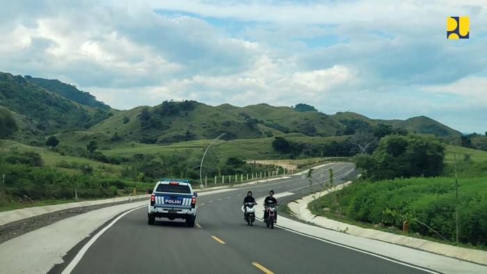 Wuuss, Jalan Mulus buat Sambut KTT ASEAN di Labuan Bajo Menteri Pekerjaan Umum dan Perumahan Rakyat (PUPR) Basuki Hadimuljono meninjau pekerjaan infrastruktur dan fasilitas yang akan digunakan untuk mendukung pelaksanaan Konferensi Tingkat Tinggi (KTT) ASEAN ke-42 mulai 9 hingga 11 Mei 2023 mendatang di Labuan Bajo dan Tana Mori, Provinsi Nusa Tenggara Timur (NTT).