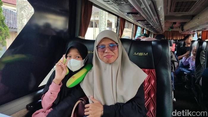 Yeni (42) dan anaknya Silviona (11) saat hendak kembali ke Bekasi.
