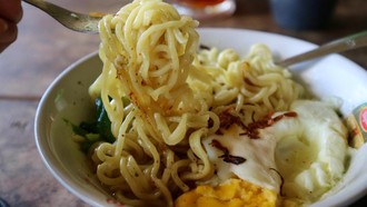 Tetap 'Strong' Meski Cuma Sahur Mi Instan? Bisa Saja, Begini Caranya