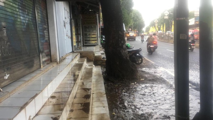 Ada genangan di Kawasan Hek, Jl Raya Bogor, Kramat Jati, Jakarta Timur karena tanggul bocor.