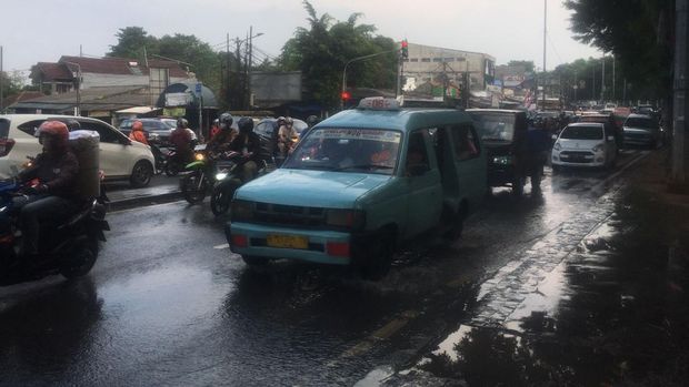 Ada genangan di Kawasan Hek, Jl Raya Bogor, Kramat Jati, Jakarta Timur karena tanggul bocor.