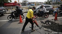 Upaya perbaikan jalan berlubang terus dilakukan dinas terkait untuk memberikan kenyamanan pada pengendara. 