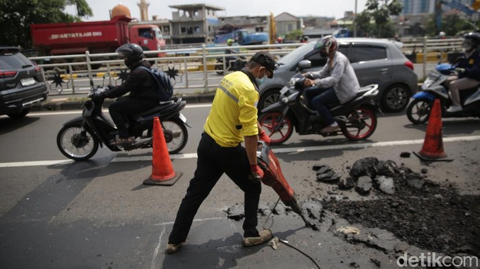 Ada Perbaikan Jalan di KH Abdullah Syafei Tebet, Begini Kondisinya Petugas Bina Marga melakukan perbaikan jalan berlubang di Jalan KH Abdullah Syafei, Jakarta, Jumat (28/4/2023).