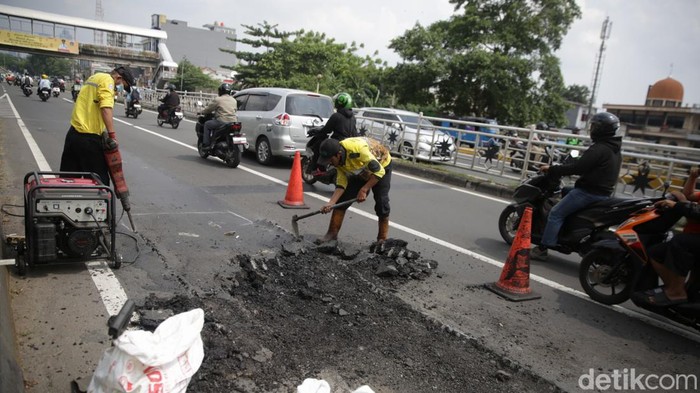 Ada Perbaikan Jalan di KH Abdullah Syafei Tebet, Begini Kondisinya Petugas Bina Marga melakukan perbaikan jalan berlubang di Jalan KH Abdullah Syafei, Jakarta, Jumat (28/4/2023).
