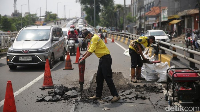 Ada Perbaikan Jalan di KH Abdullah Syafei Tebet, Begini Kondisinya Petugas Bina Marga melakukan perbaikan jalan berlubang di Jalan KH Abdullah Syafei, Jakarta, Jumat (28/4/2023).